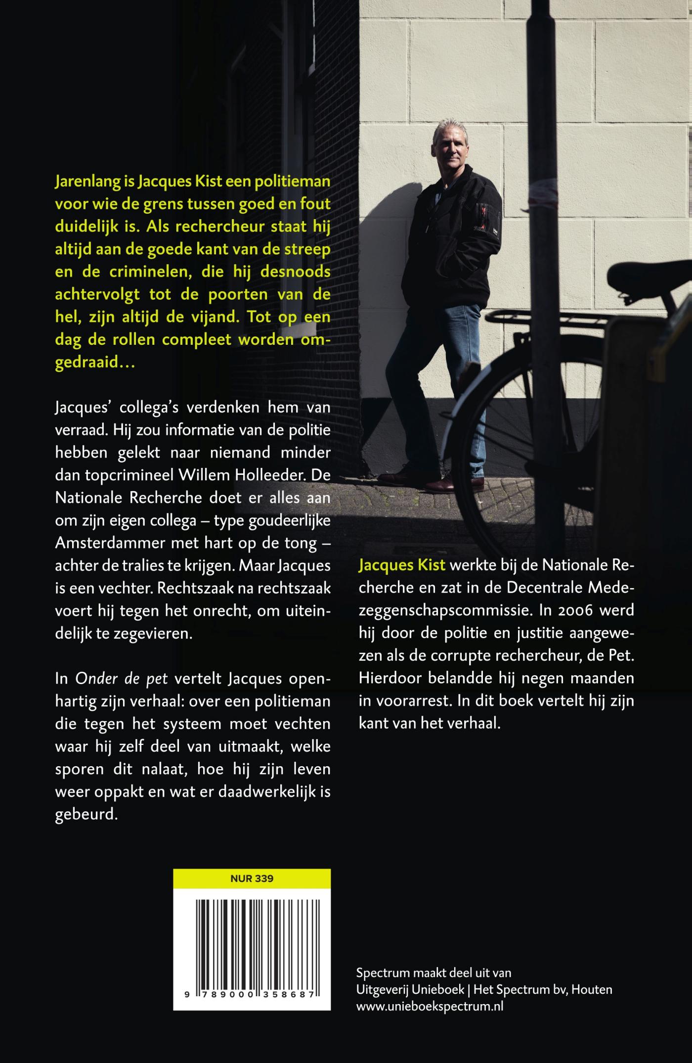 Achterkant van Onder de pet