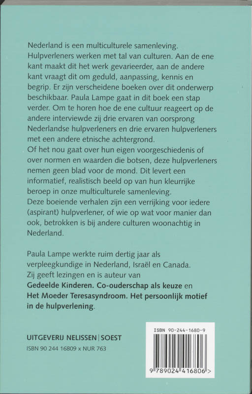 Achterkant van Hulpverlenen in een multiculturele samenleving