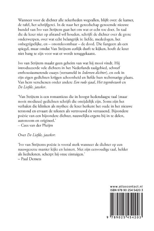 Achterkant van Een kamer met een tafel en schrijfgerei