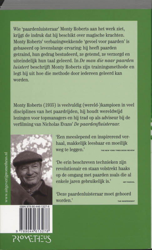 Achterkant van Man die naar paarden luistert