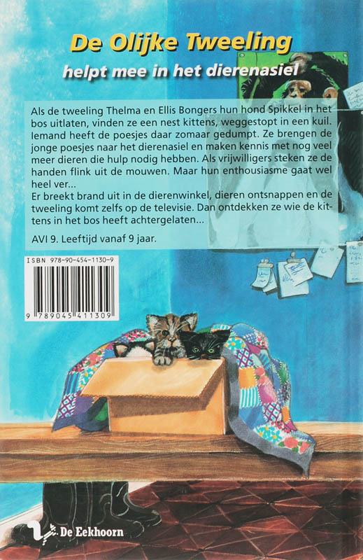 Achterkant van De olijke tweeling helpt mee in het dierenasiel