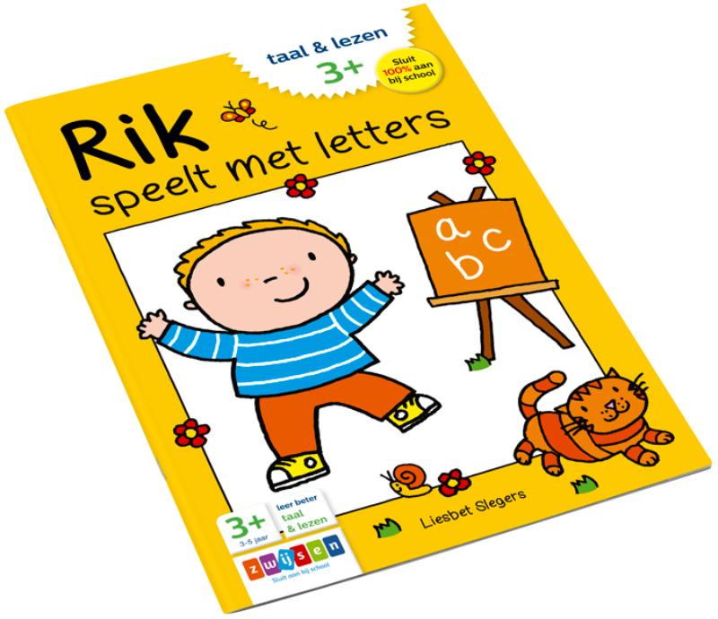 Achterkant van Rik speelt met letters