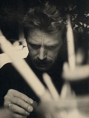 Achterkant van Harry van Kuyk (1929-2008) wit op wit. en zwart.