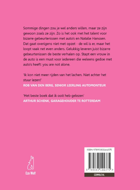 Achterkant van Stapt een vrouw in de auto