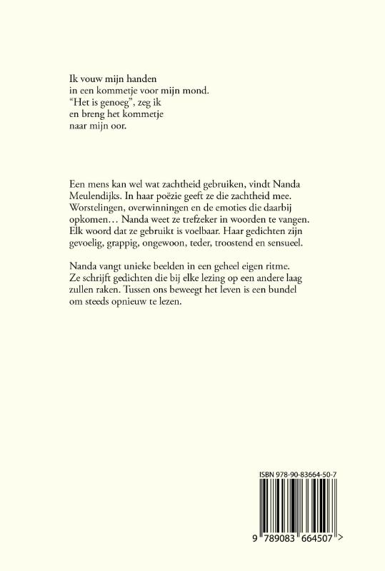 Achterkant van Tussen ons beweegt het leven