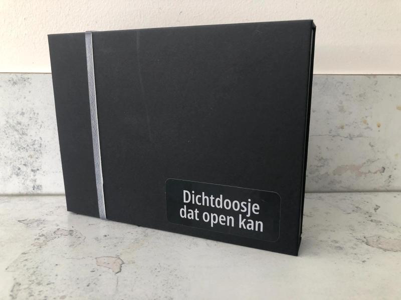 Achterkant van Dichtdoosje dat open kan