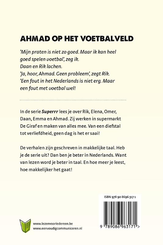 Achterkant van Ahmad op het voetbalveld