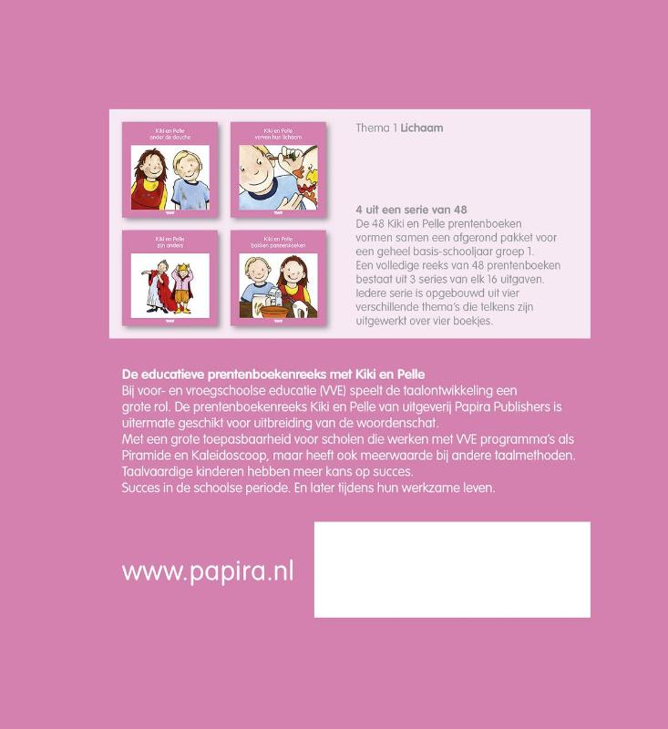 Achterkant van Kiki en Pelle verven hun lichaam