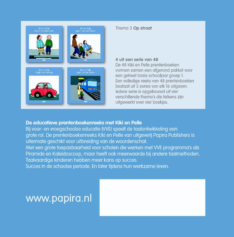 Achterkant van Kiki en Pelle steken de straat over
