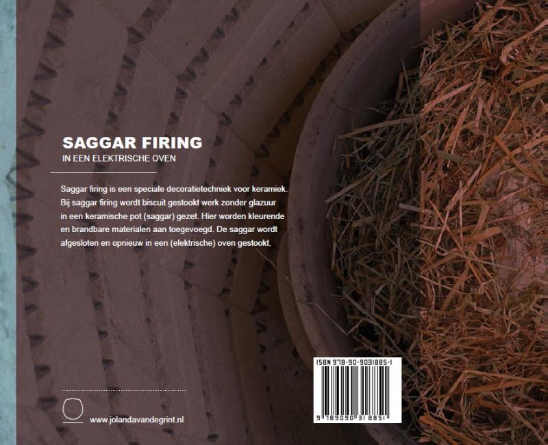 Achterkant van Saggar firing in een elektrische oven