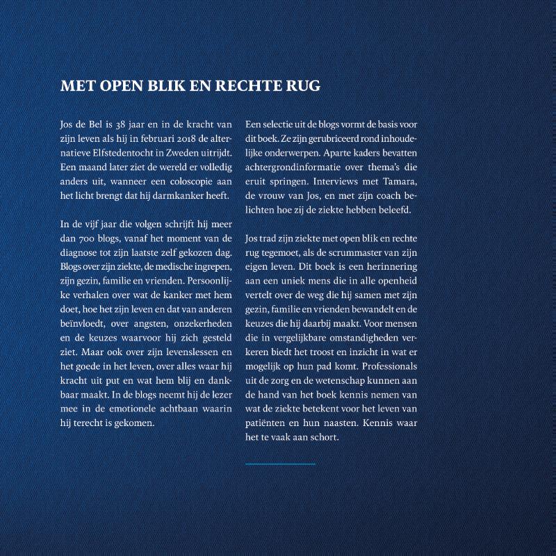 Achterkant van Met open blik en rechte rug