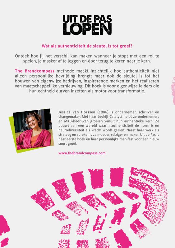Achterkant van Uit de pas lopen