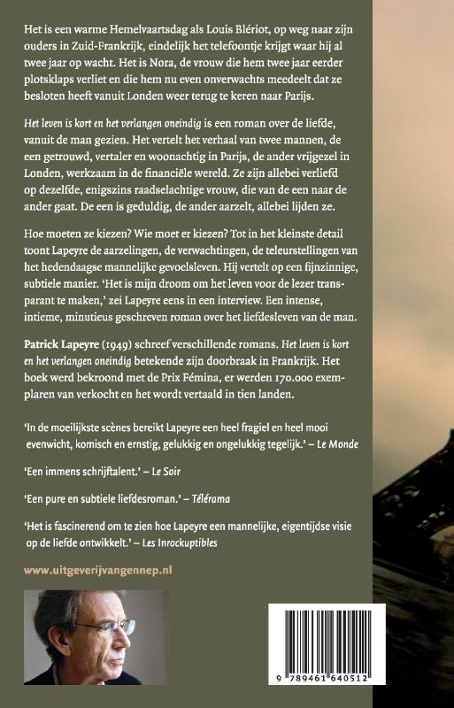Achterkant van Het leven is kort en het verlangen oneindig