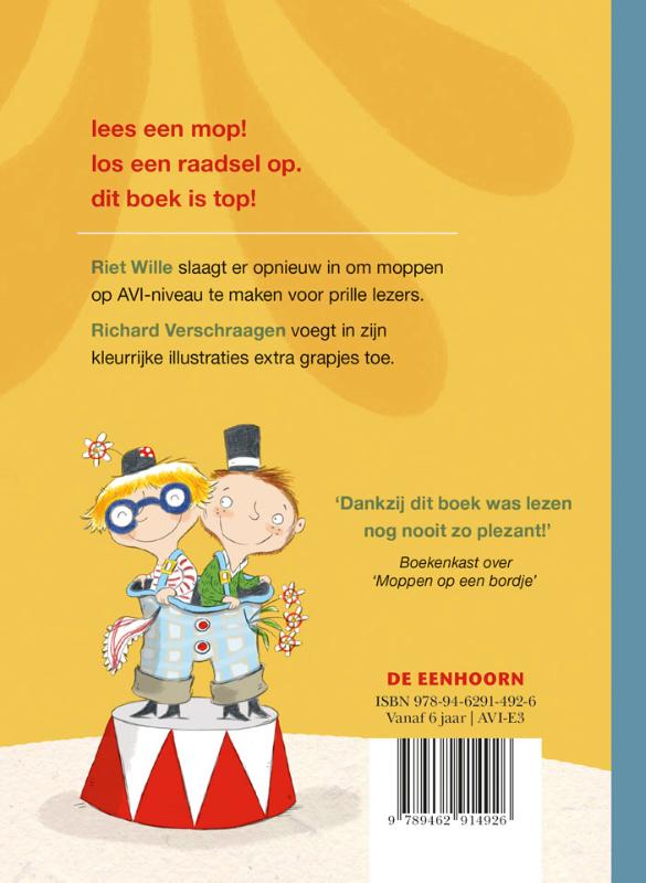 Achterkant van moppen met een grapjas aan