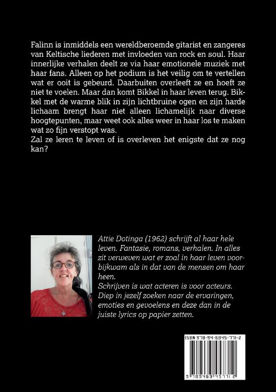 Achterkant van De gitaar krijst, zij zwijgt