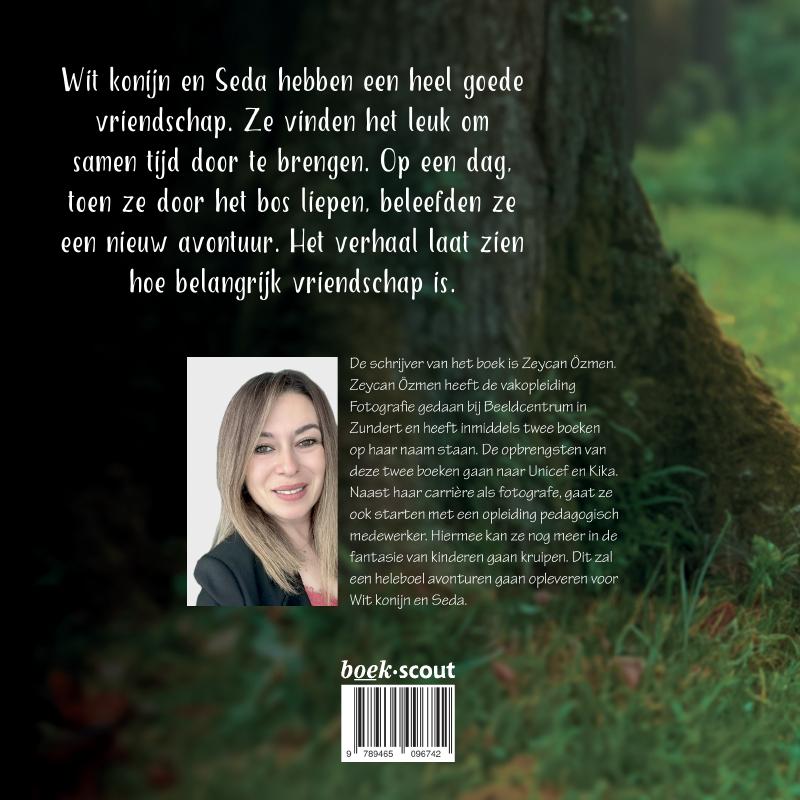 Achterkant van Wit konijn en Seda in het bos