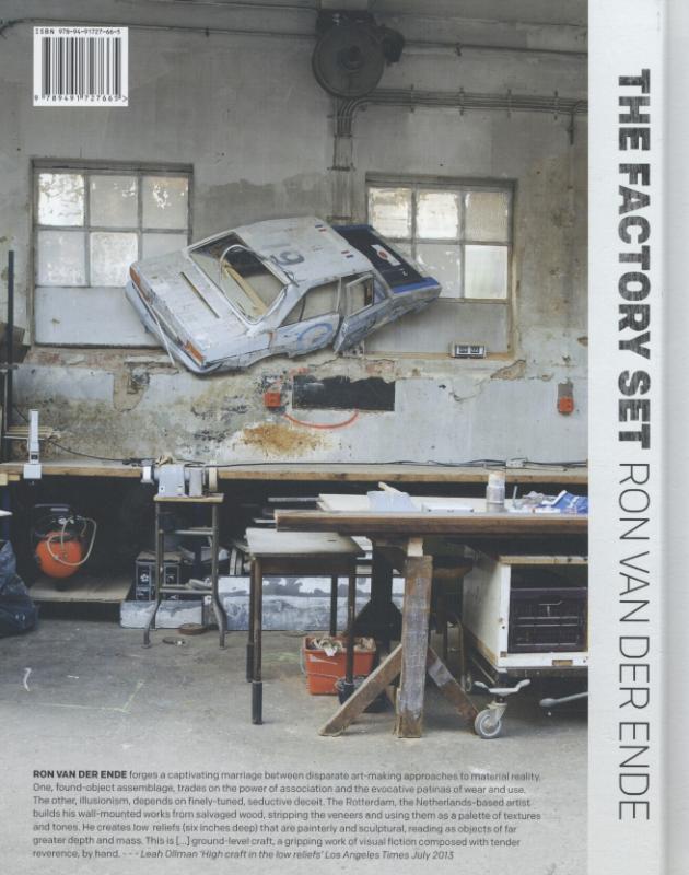 Achterkant van The factory set