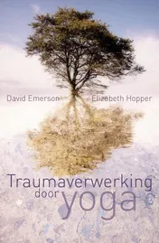 Omslag van Traumaverwerking door yoga