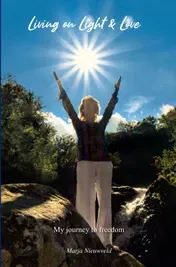 Omslag van Living on Light & Love