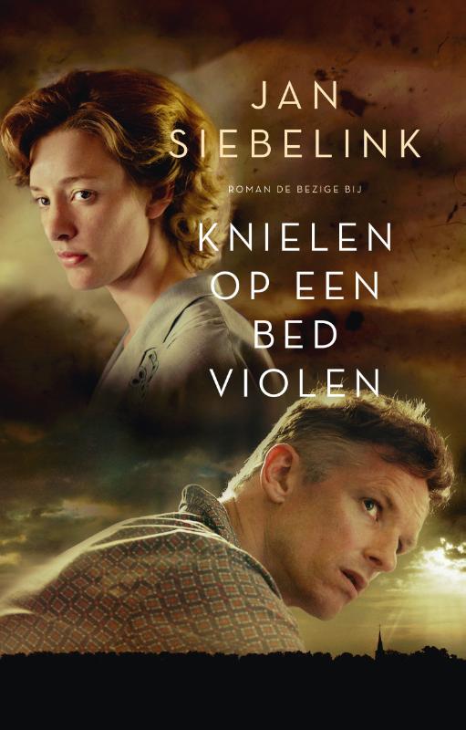 Omslag van Knielen op een bed violen