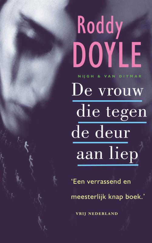 Omslag van De vrouw die tegen de deur aan liep