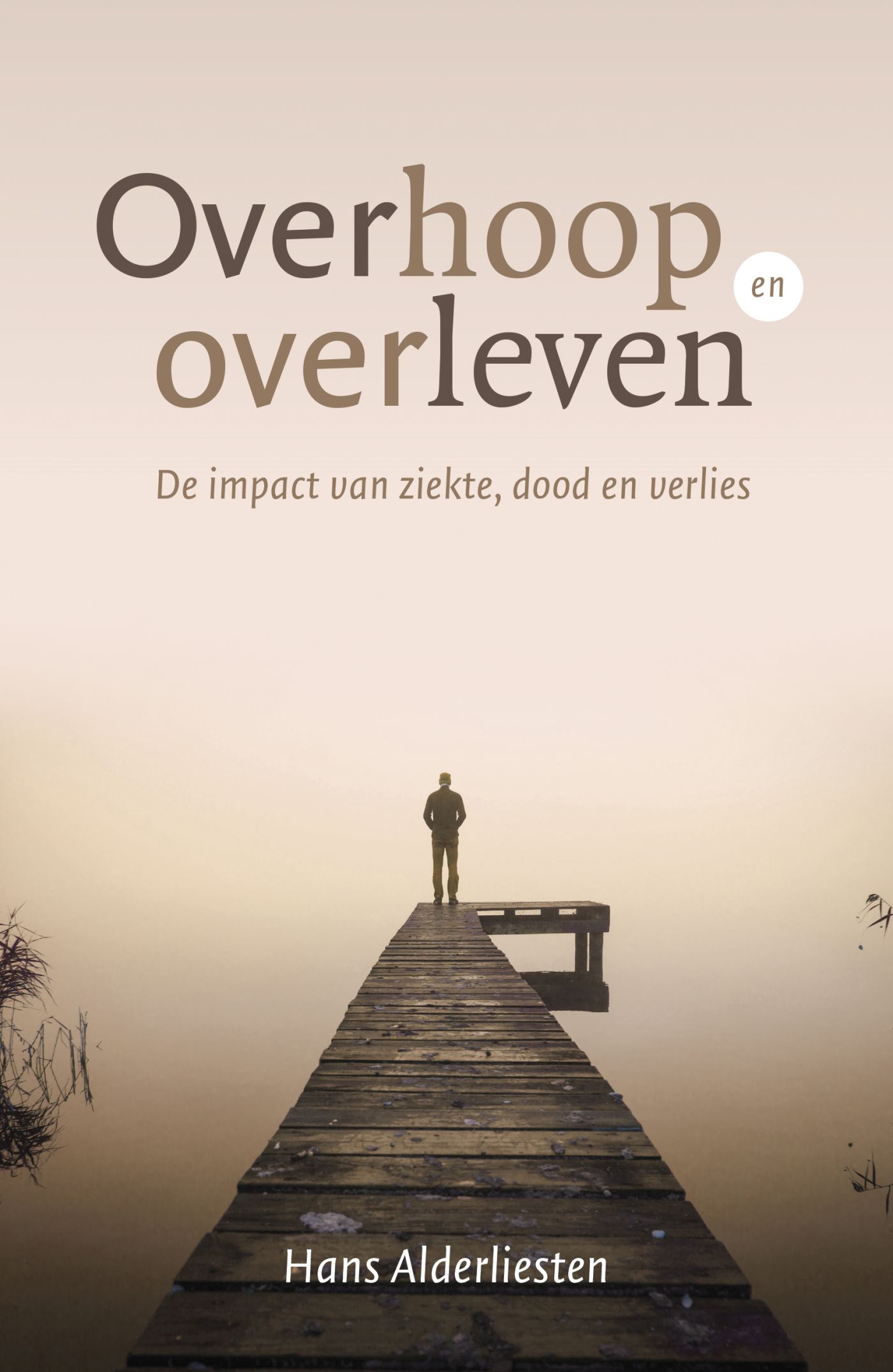 Omslag van Overhoop en overleven