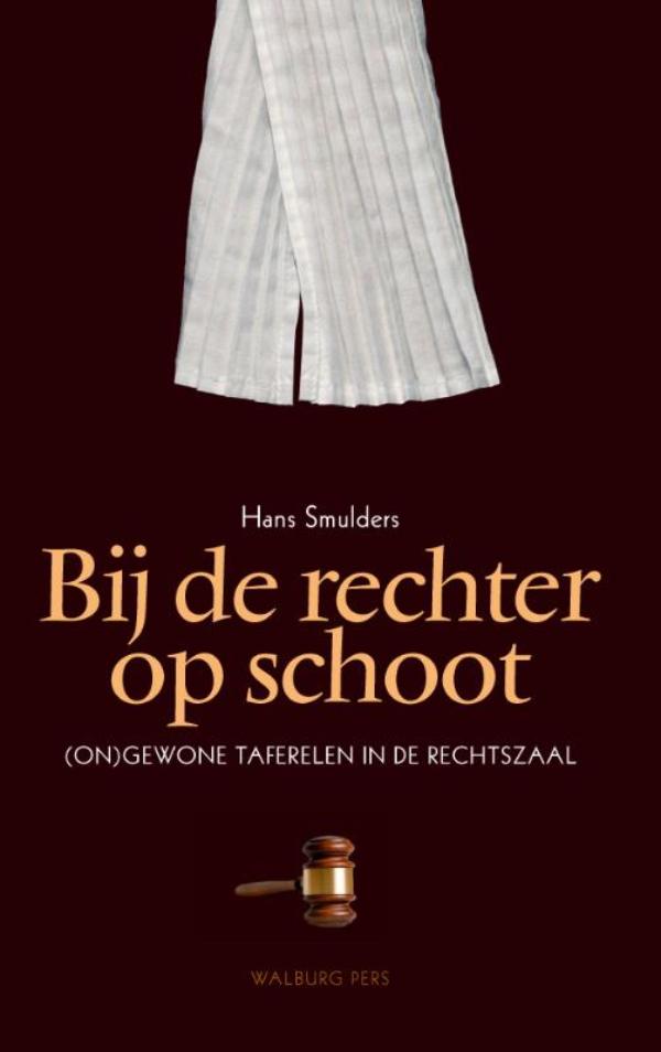 Omslag van Bij de rechter op schoot