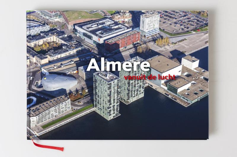 Omslag van Almere vanuit de lucht