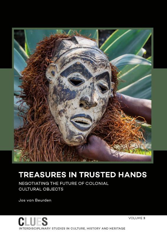Omslag van Treasures in Trusted Hands