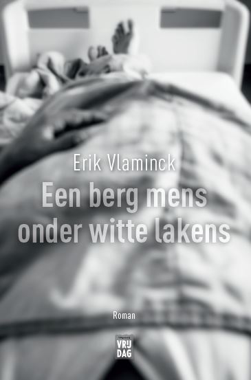 Omslag van Een berg mens onder witte lakens