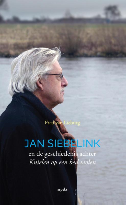 Omslag van Jan Siebelink en de geschiedenis achter knielen op een bed violen