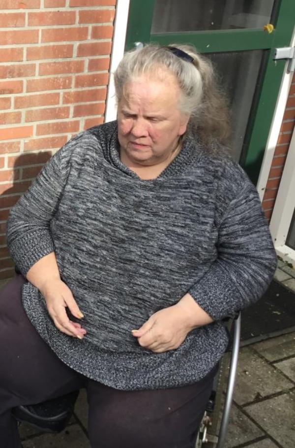 Omslag van mensen shamen zich als iemand in een rolstoel zit