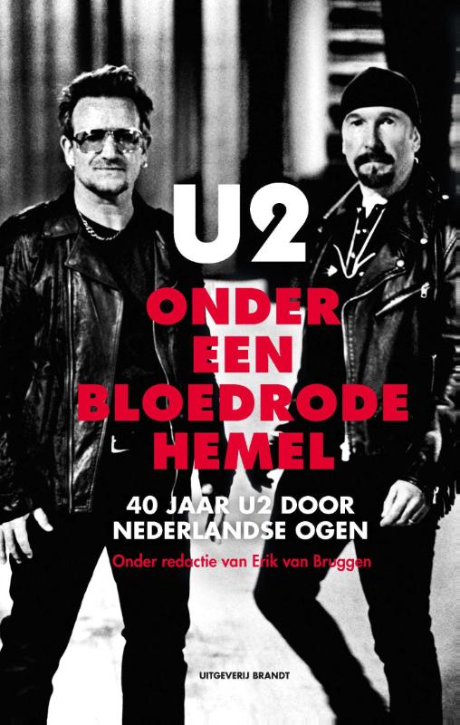 Omslag van U2 onder een bloedrode hemel