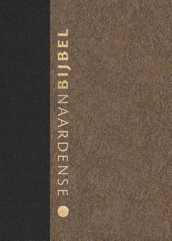 Omslag van Naardense Bijbel 2024, Woestijngoud
