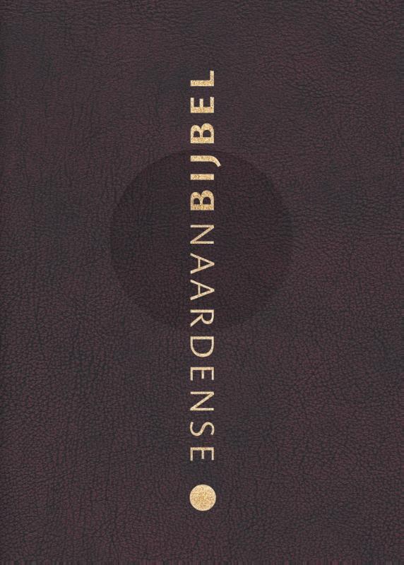 Omslag van Naardense Bijbel 2024 met DC, Wijnrood met goudsnee, gebonden leer